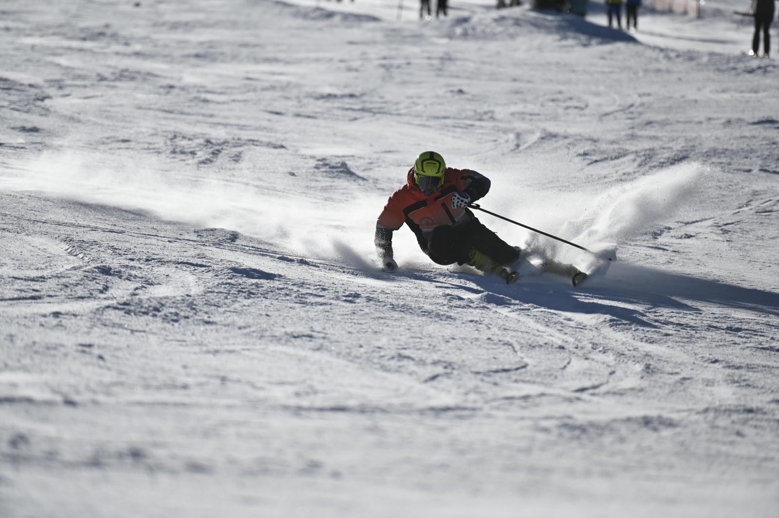 Ski takmičar Besna Kobila — dinamično skijanje na stazi